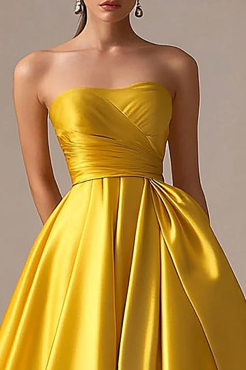 Robe longue de bal en satin jaune sans bretelles